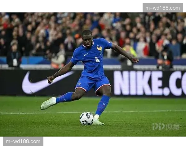 法国队后防天团配置豪华 于帕梅卡诺领衔兼具硬度与灵活性